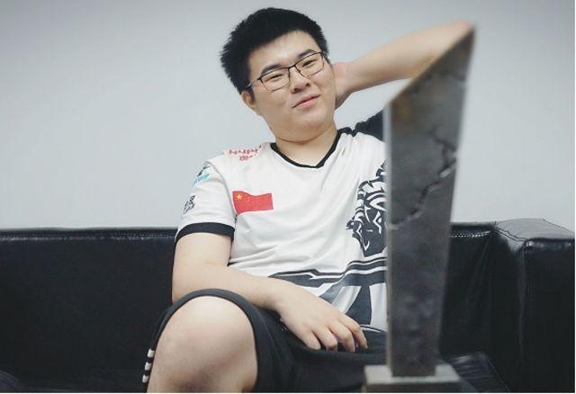 步伐迈向更 步伐迈向更