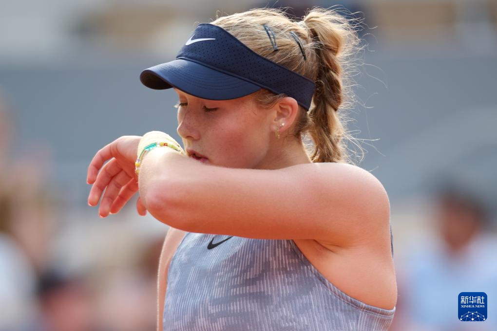 不拖泥带水 不拖泥带水